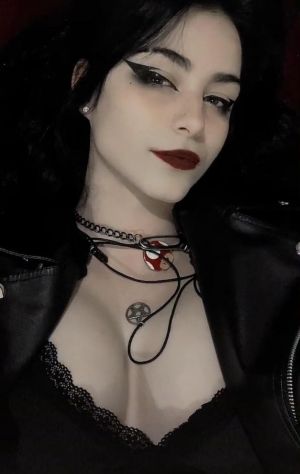 Pic - Handsome Lips Goth Gal