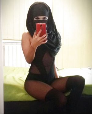 Pic - How Muslim Sluts Gets Prepared For Their Cam Job 