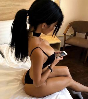 Pic - Chinese Hottie Wants Records Of Those Gams