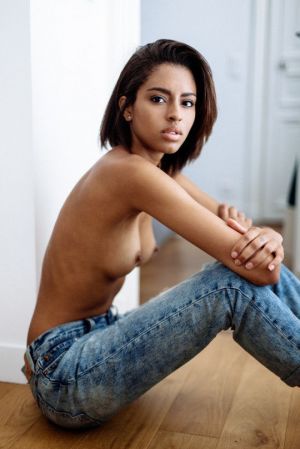 Pic - Handsome Ebony Stunner In Jeans