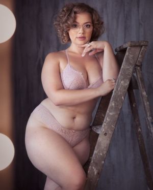 Pic - Curvaceous Carrie Hope Fletcher